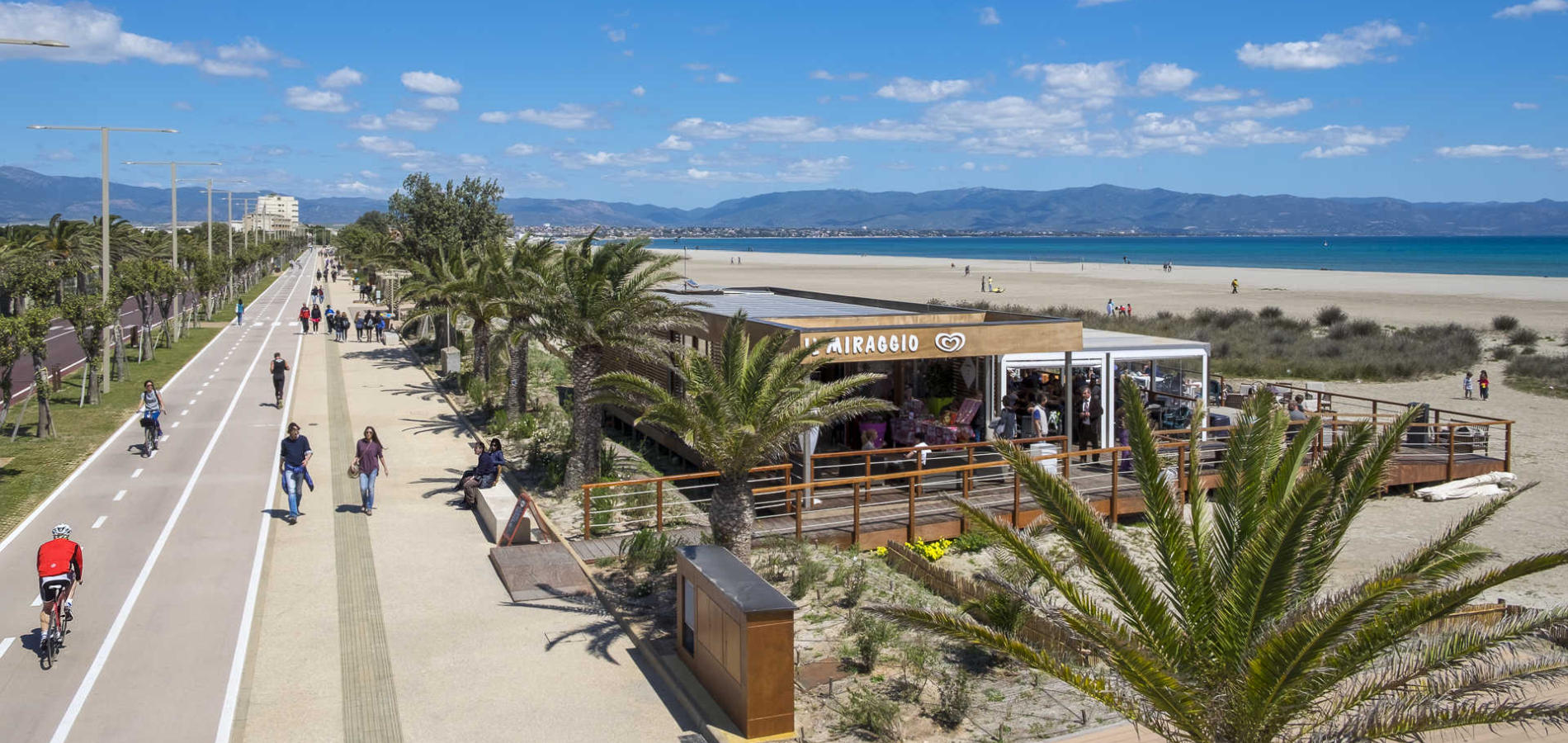 A soli 10 minuti dalle principali spiagge della città